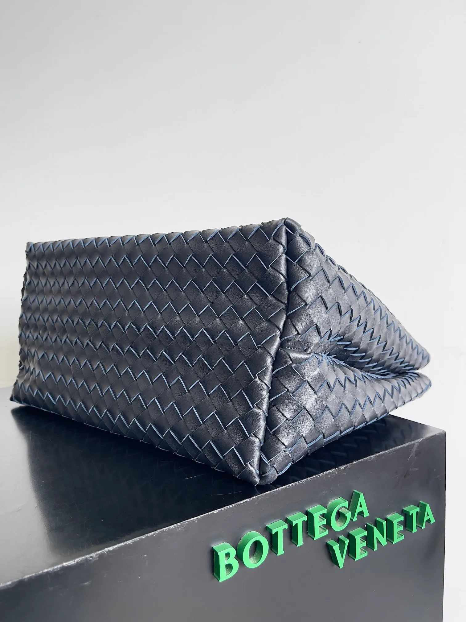 Batch 3760 Recently, the same style of bag that celebrities love is both high-end and practical. Michelle Yeoh, Kim Namjoon, Jing Boran, Tong Liya, Sun Qian, Wu Qianyu, Du Juan, Ma Yili and Bai Baihe are all carrying Bottega Veneta summer series Andiamo handbags. Andiamo has a simple structure and rounded lines. The whole piece is made of Nappa leather. It is comfortable, soft and dynamic. It adds interest to daily life and can be easily matched with various styles. Andiamo handbags are available in three sizes: small, medium and large. There are many colors to choose from, which can meet different needs. You can really carry it whether it is daily or attending events. Style number: 743575 Size: 45*22*34 including handle height 44cm